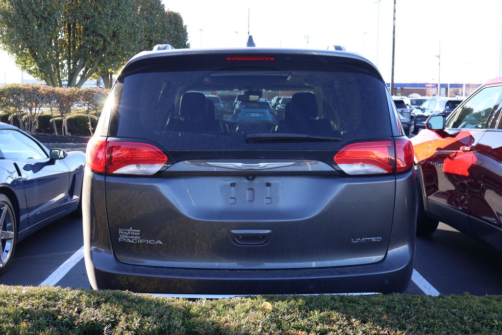 Thumbnail: 2018 Chrysler Pacifica - 9