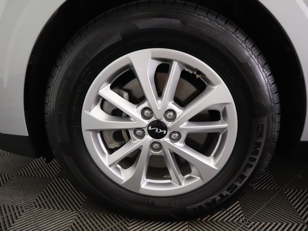 Thumbnail: 2023 Kia Carnival - 31