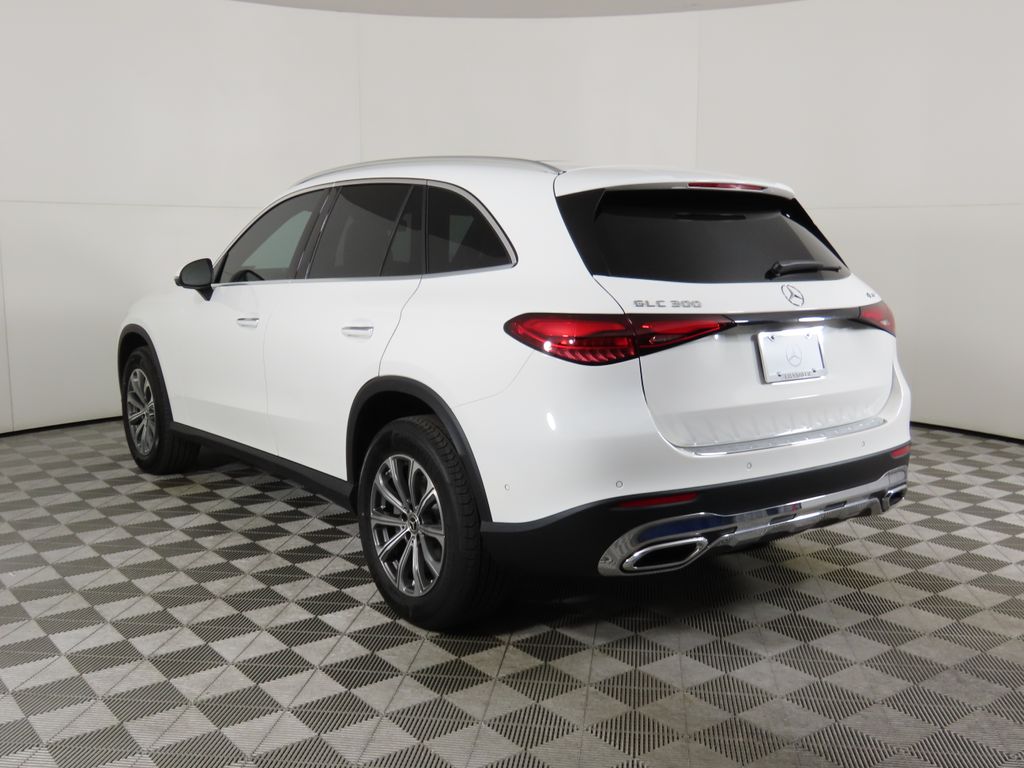 2025 Mercedes-Benz GLC 300 7