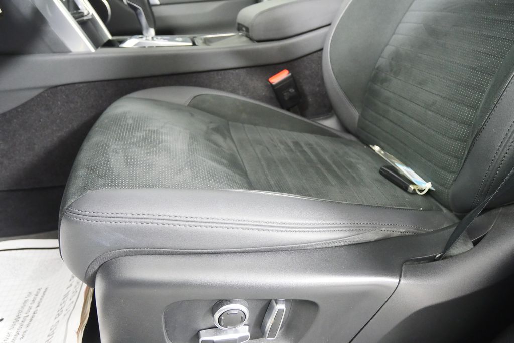 Thumbnail: 2021 Land Rover Discovery Sport - 10