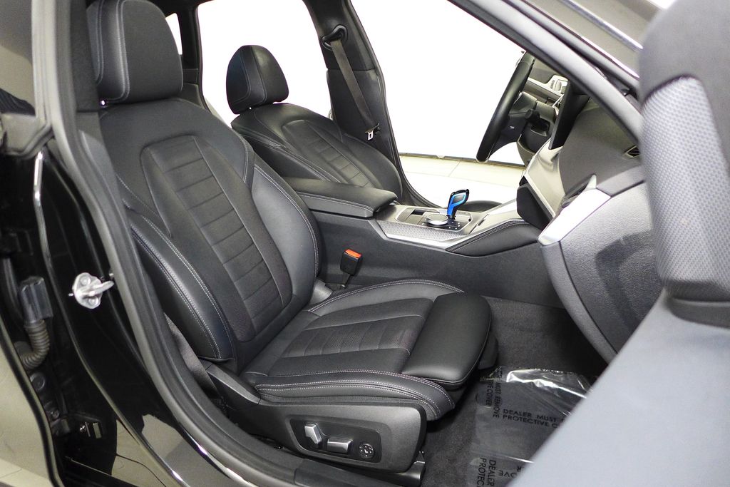 Thumbnail: 2022 BMW i4 - 19