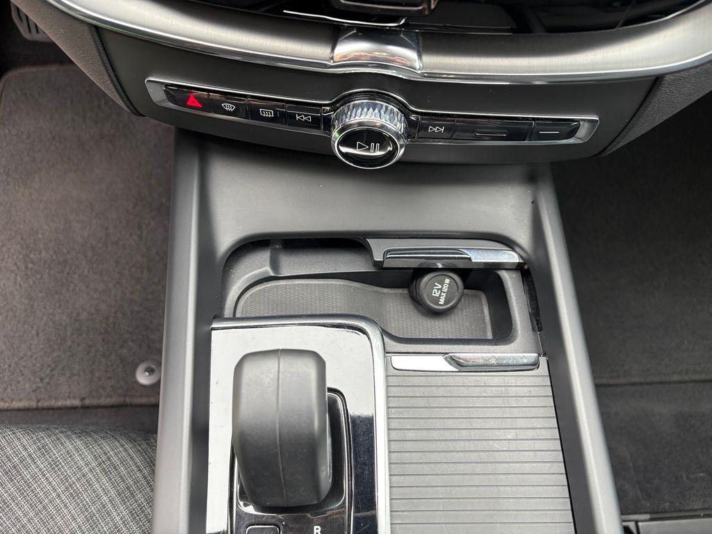 2022 Volvo XC60 B5 Momentum
