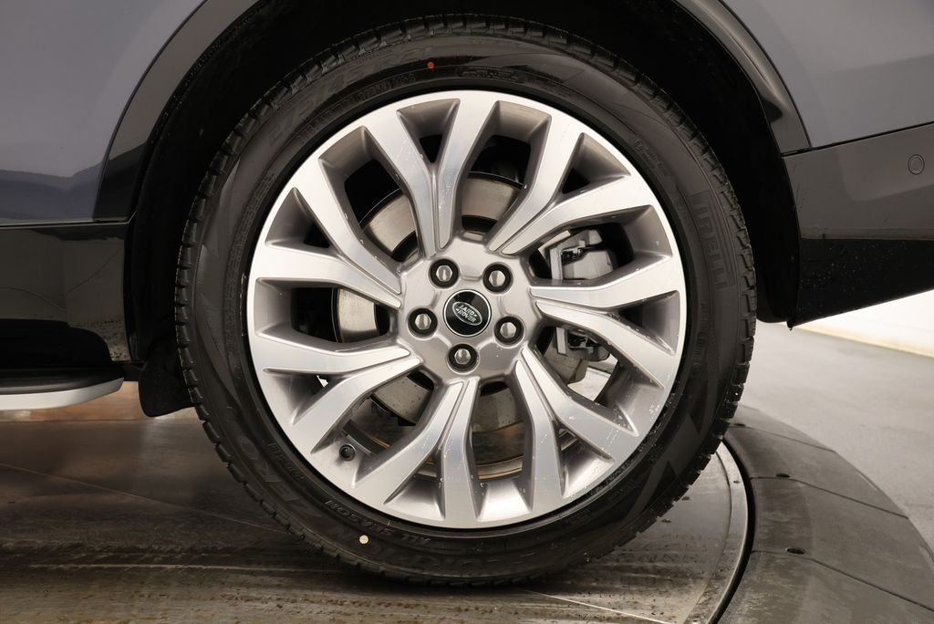 Thumbnail: 2026 Land Rover Discovery - 8