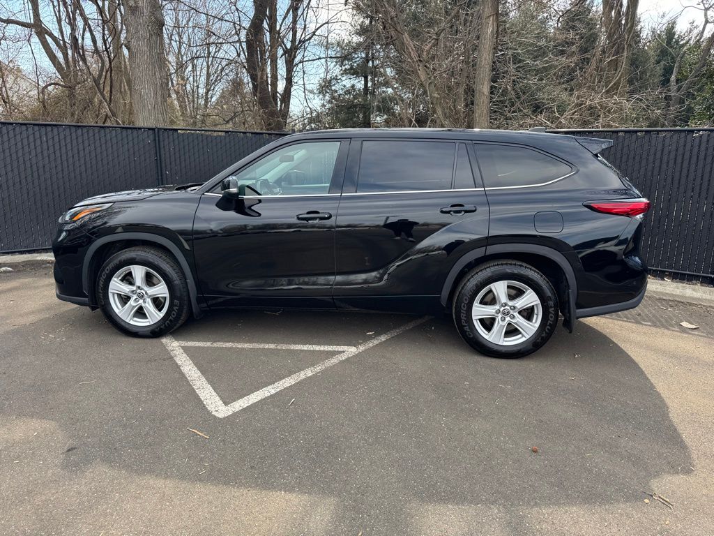 2022 Toyota Highlander LE 2