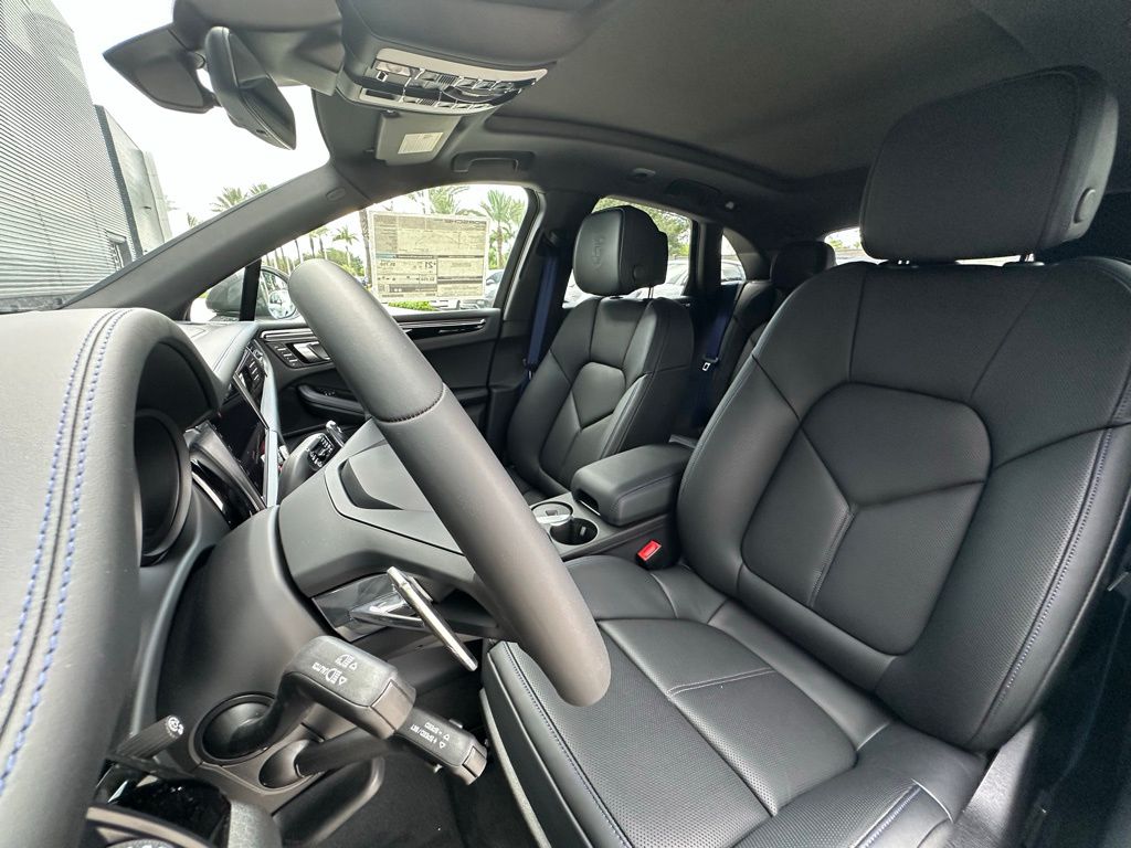 Thumbnail: 2025 Porsche Macan - 5