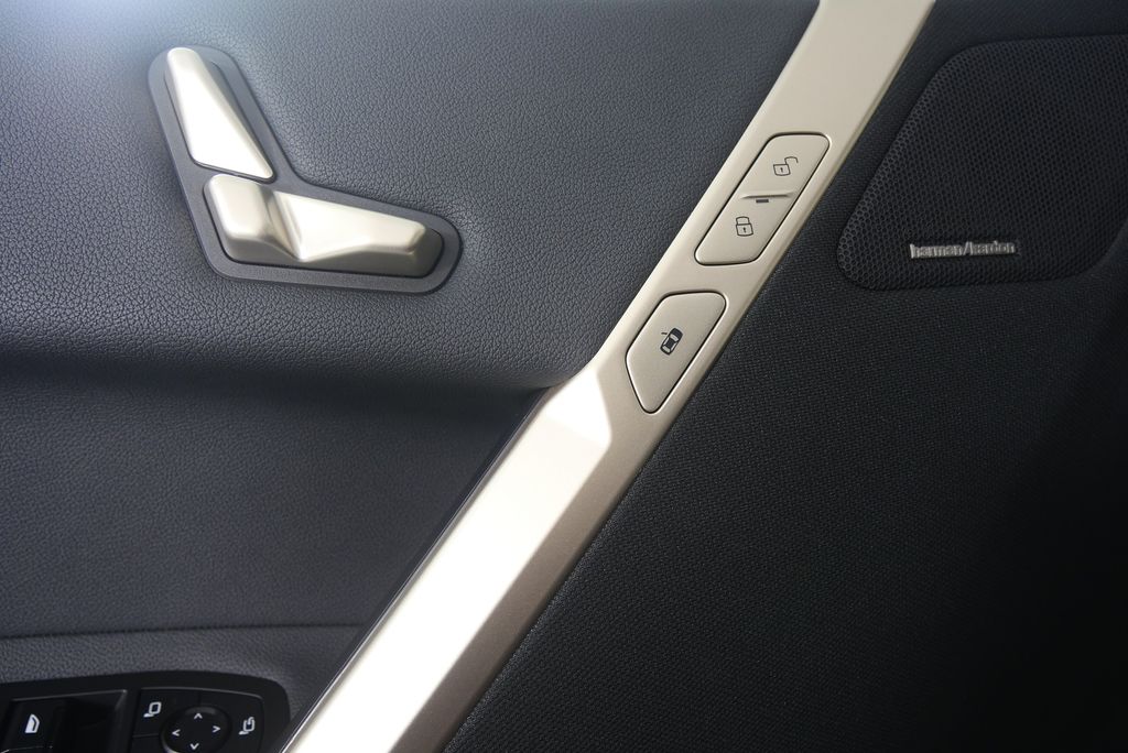 Thumbnail: 2026 BMW iX - 9