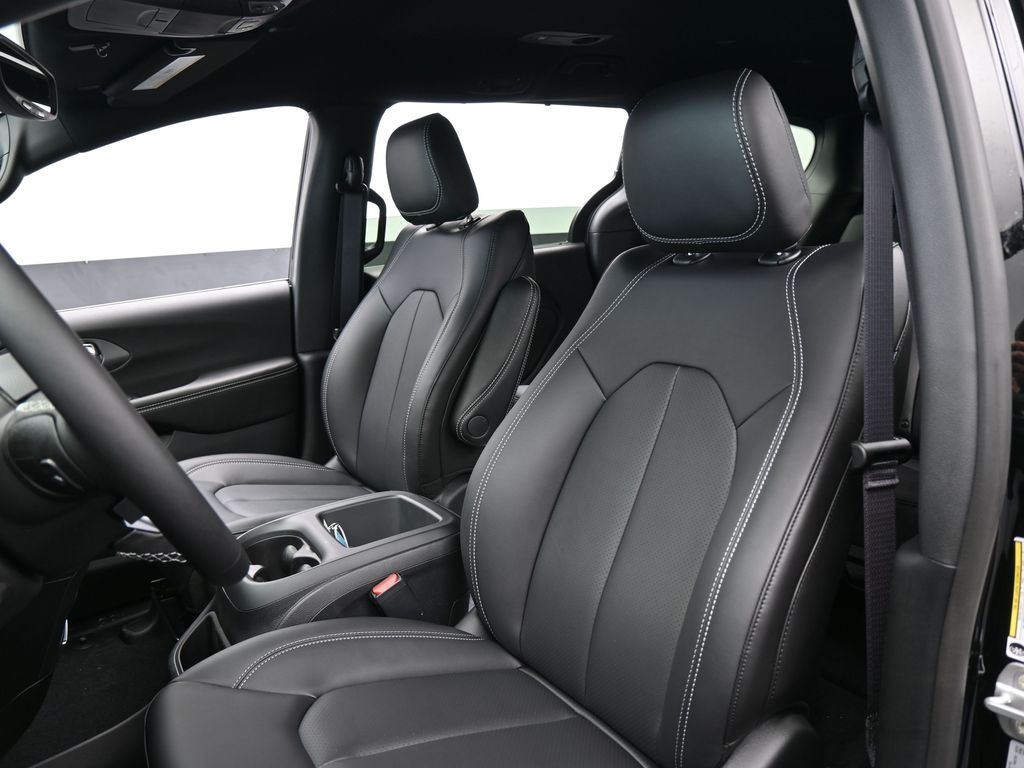 New 2026 Diamond Black Crystal Pearlcoat Chrysler Select image 10