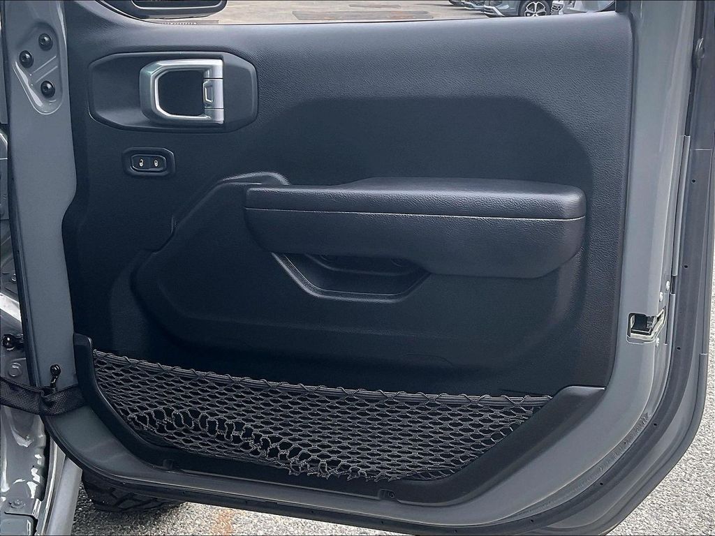 2023 Jeep Wrangler — photo 12