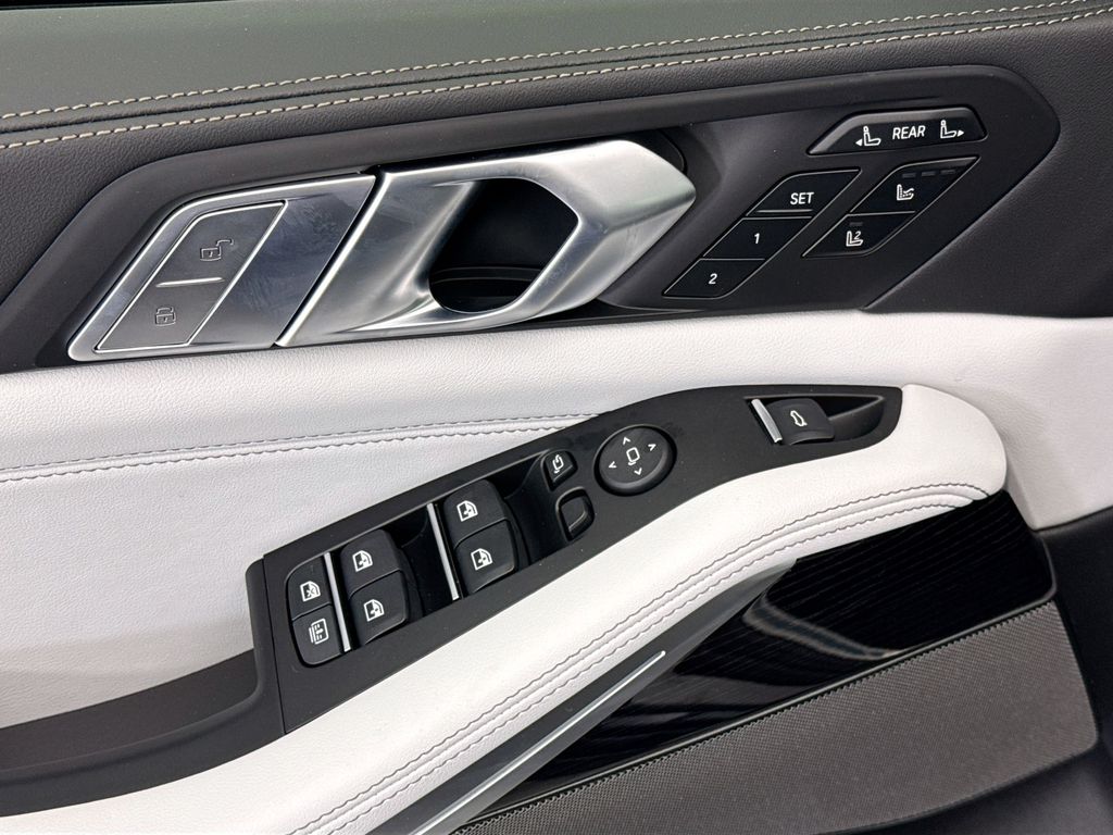 Thumbnail: 2027 BMW X7 - 22