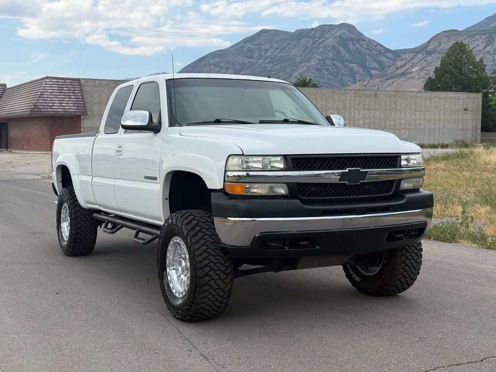 Summit White 2002 Chevrolet Silverado 2500HD Pickup Truck Four-Wheel Drive 4-Speed Automatic Overdrive