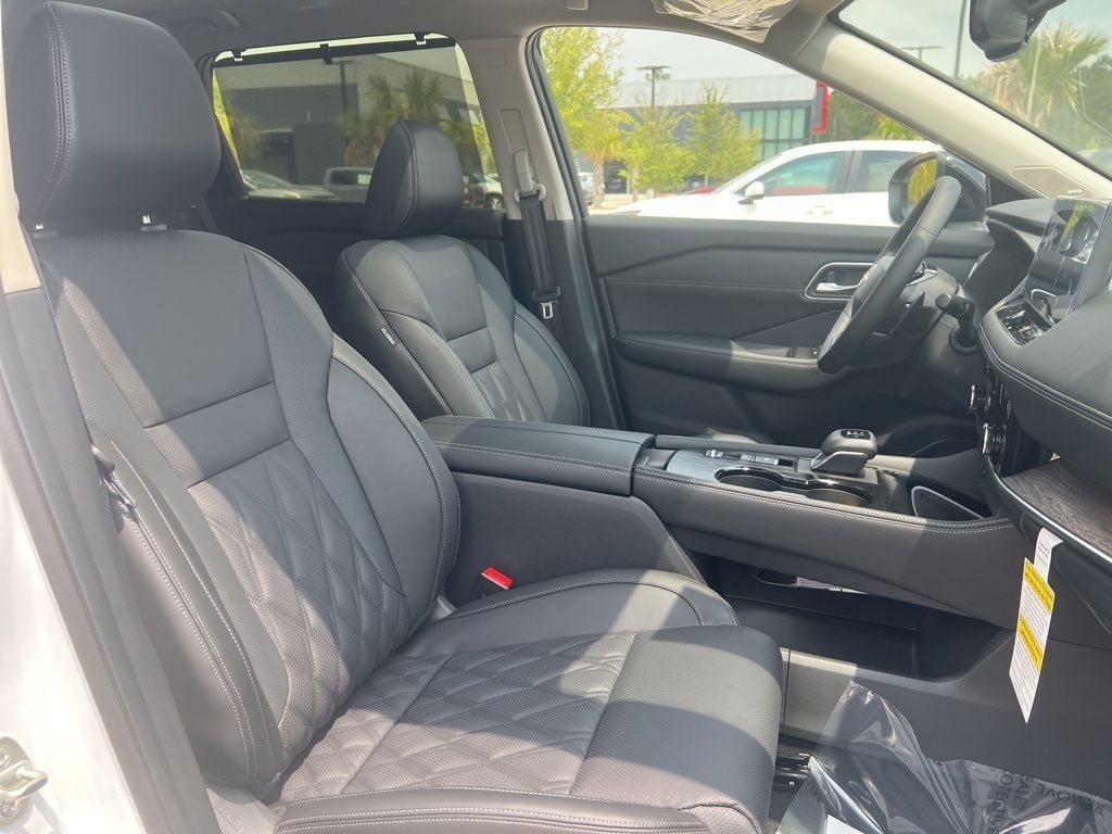 2025 Everest White Pearl/Super Black Nissan Rogue Platinum FWD SUV