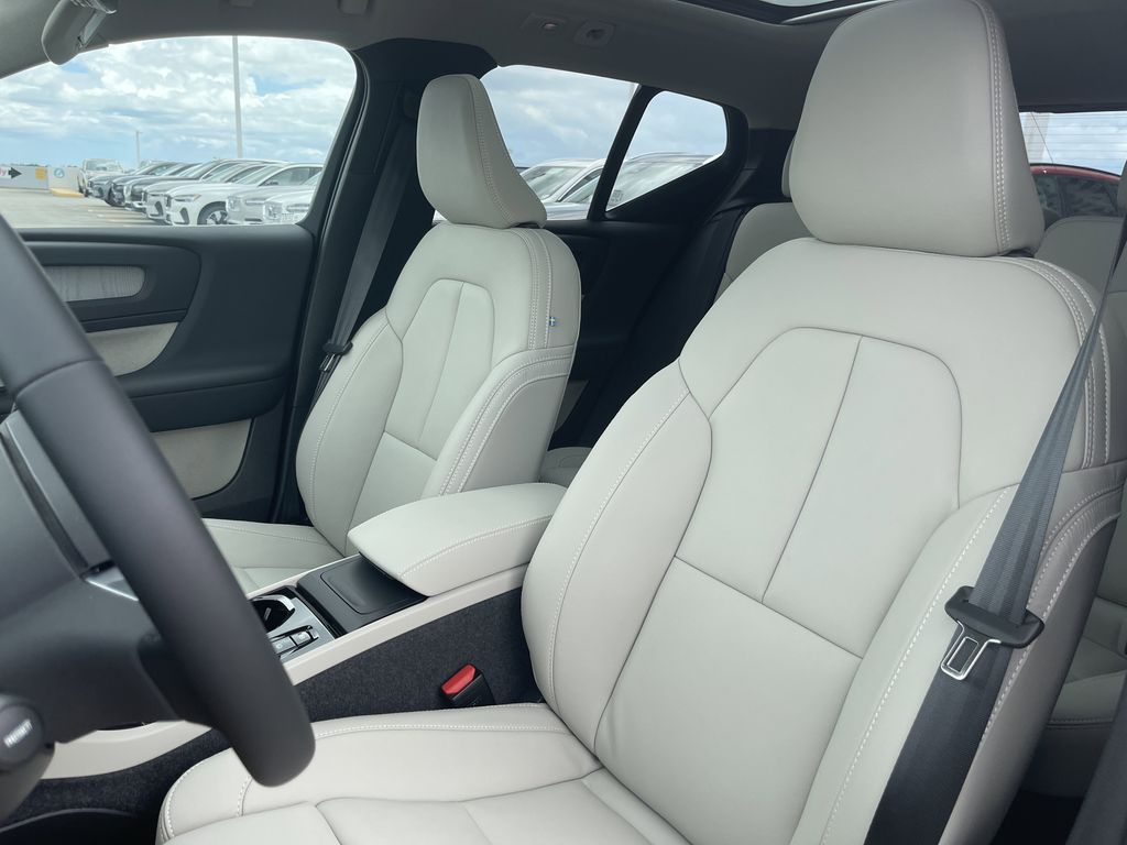 2025 Volvo XC40 B5 Plus Bright Theme photo