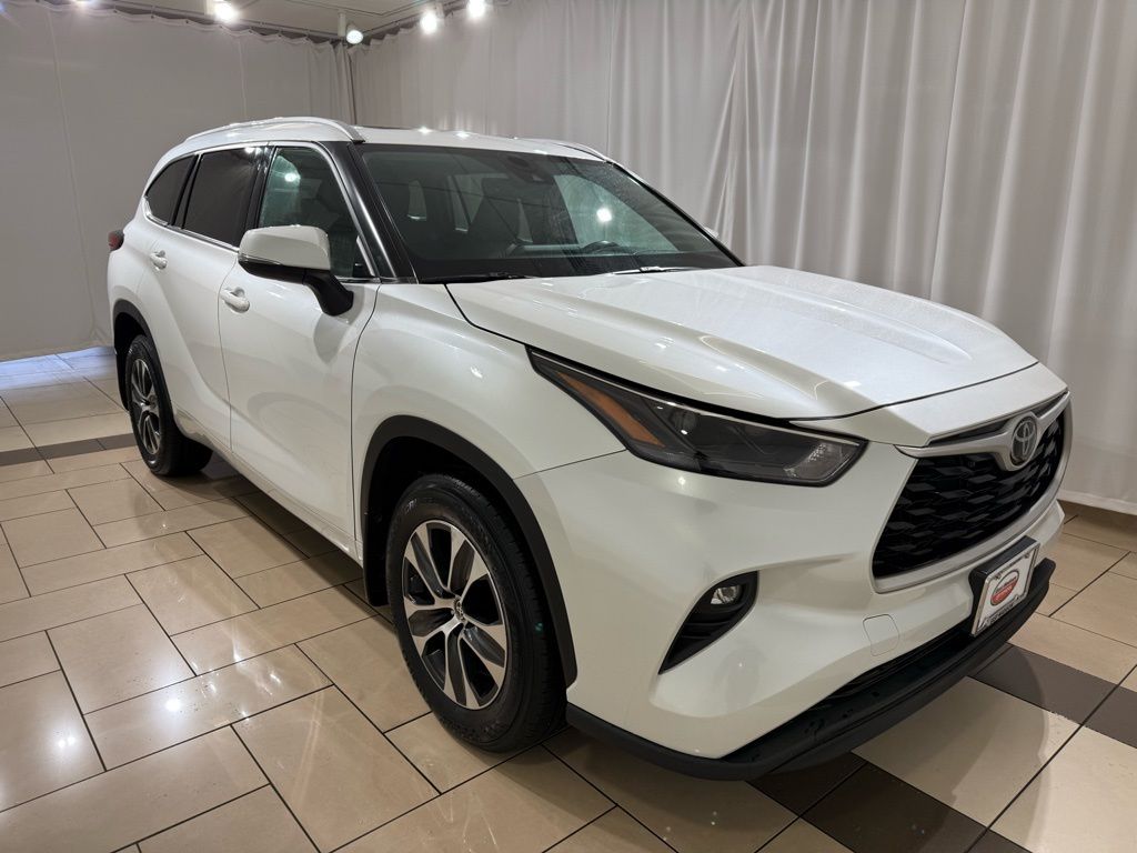 Thumbnail: 2022 Toyota Highlander - 7