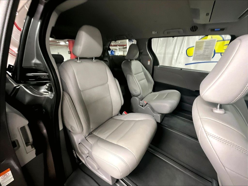 2020 Toyota Sienna — photo 15