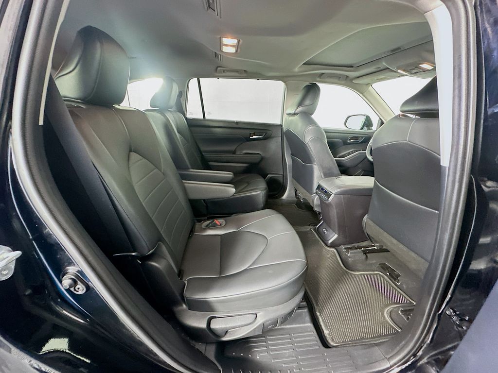 Thumbnail: 2021 Toyota Highlander - 27