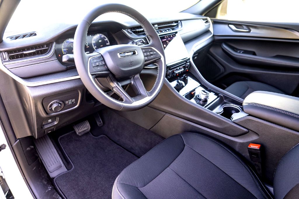 New Car 2025 Jeep Grand Cherokee  Laredo X For Sale Under $40,000 In Taylor, Texas