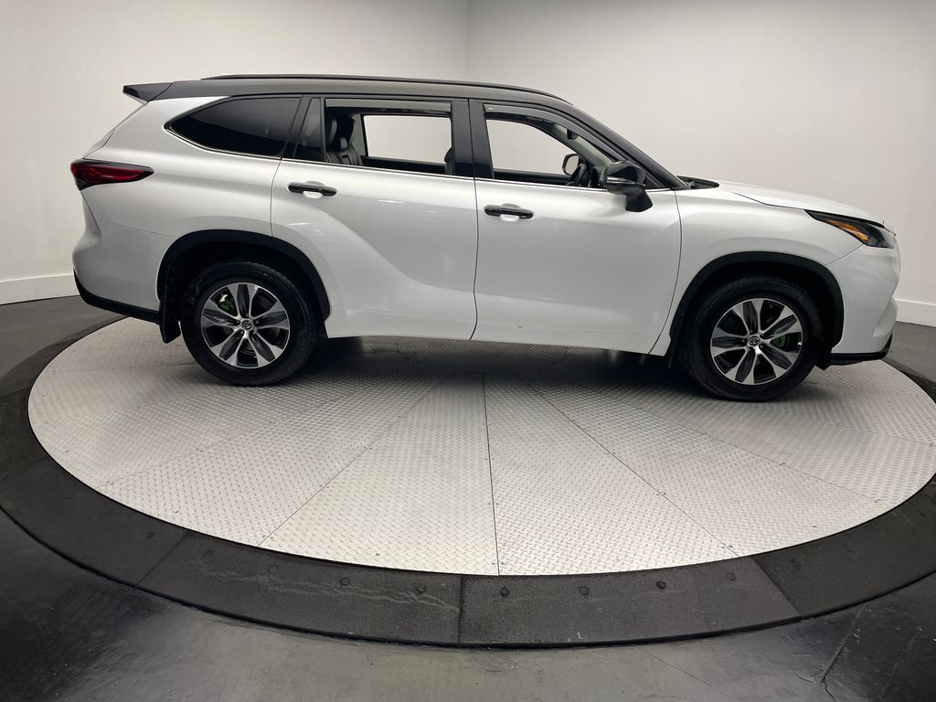 Thumbnail: 2022 Toyota Highlander - 4