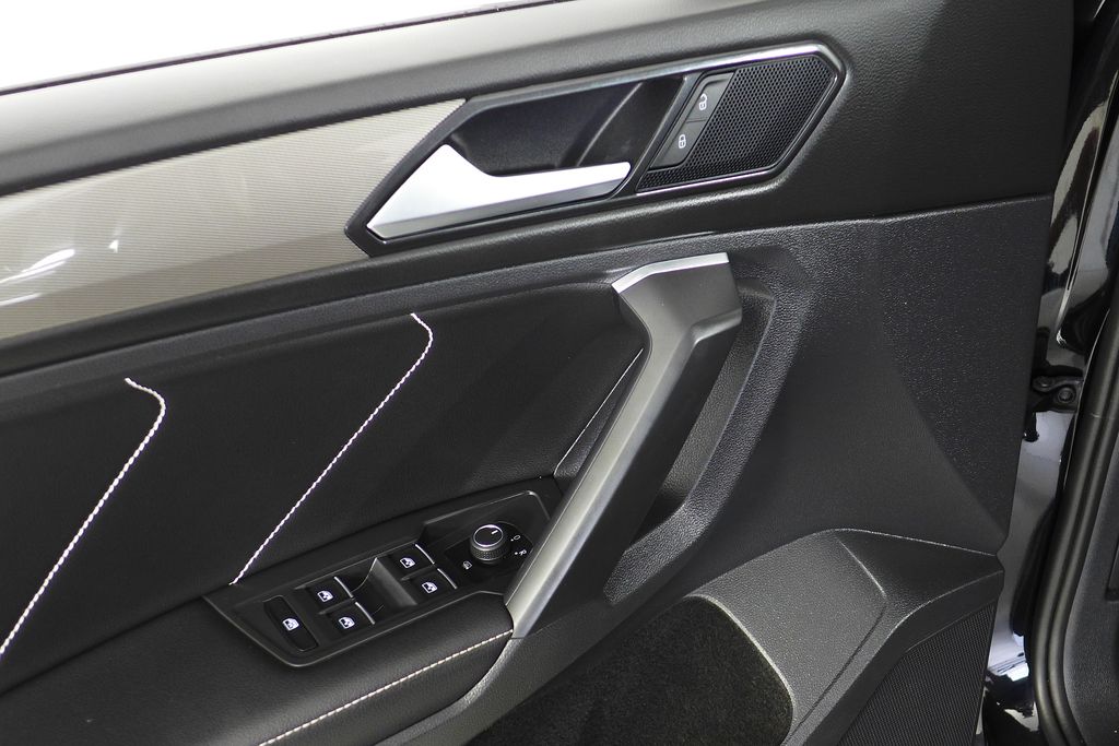 Thumbnail: 2023 Volkswagen Tiguan - 12