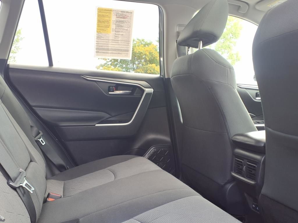 2022 Toyota RAV4 XLE photo 12