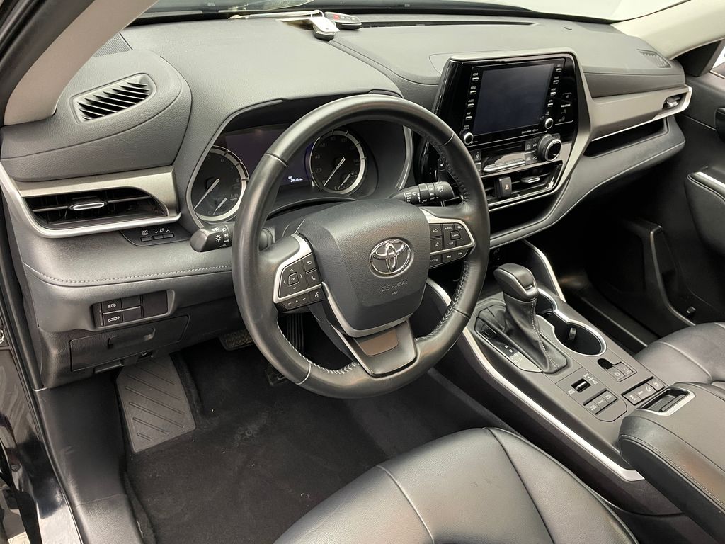 Thumbnail: 2022 Toyota Highlander - 11