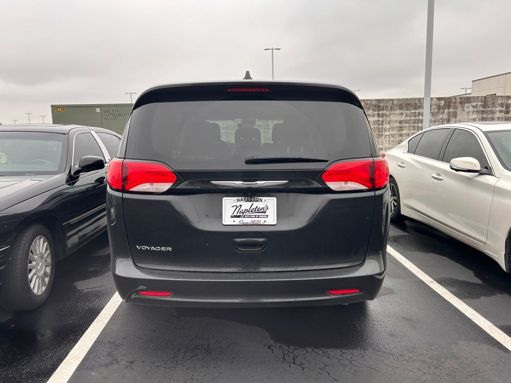 2023 Chrysler Voyager LX 4