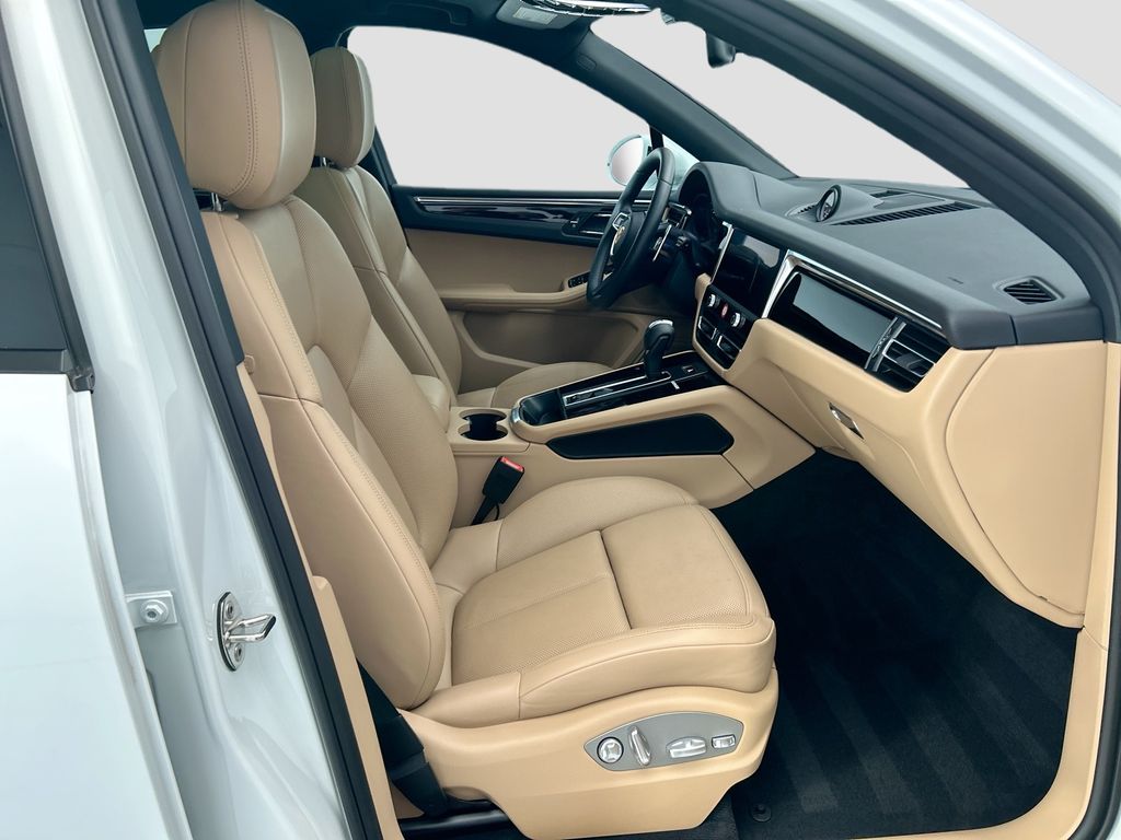 Thumbnail: 2025 Porsche Macan - 21