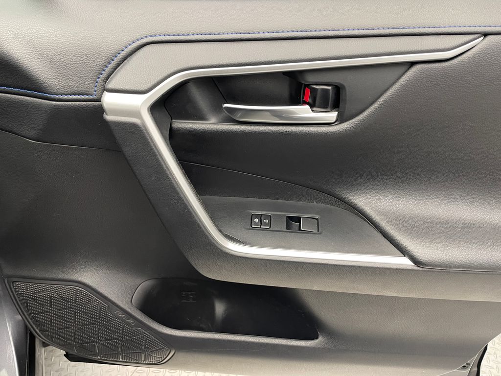 2020 Toyota RAV4 XSE 16