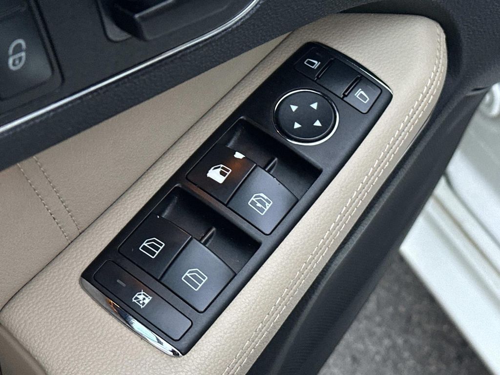 Thumbnail: 2010 Mercedes-Benz E-Class - 26