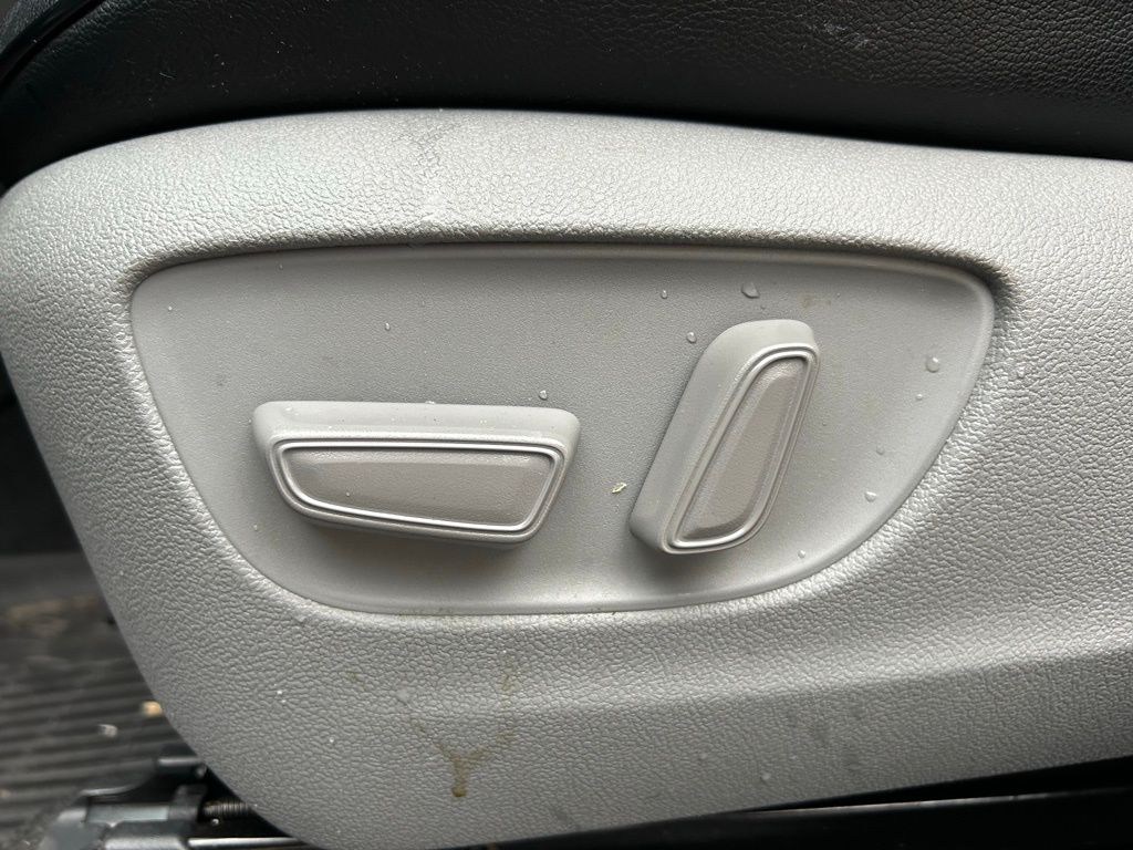 Thumbnail: 2023 Toyota Highlander - 15