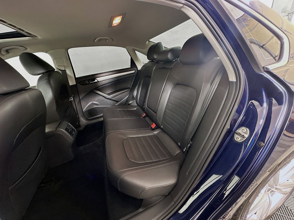 2014 Volkswagen Passat SE 24