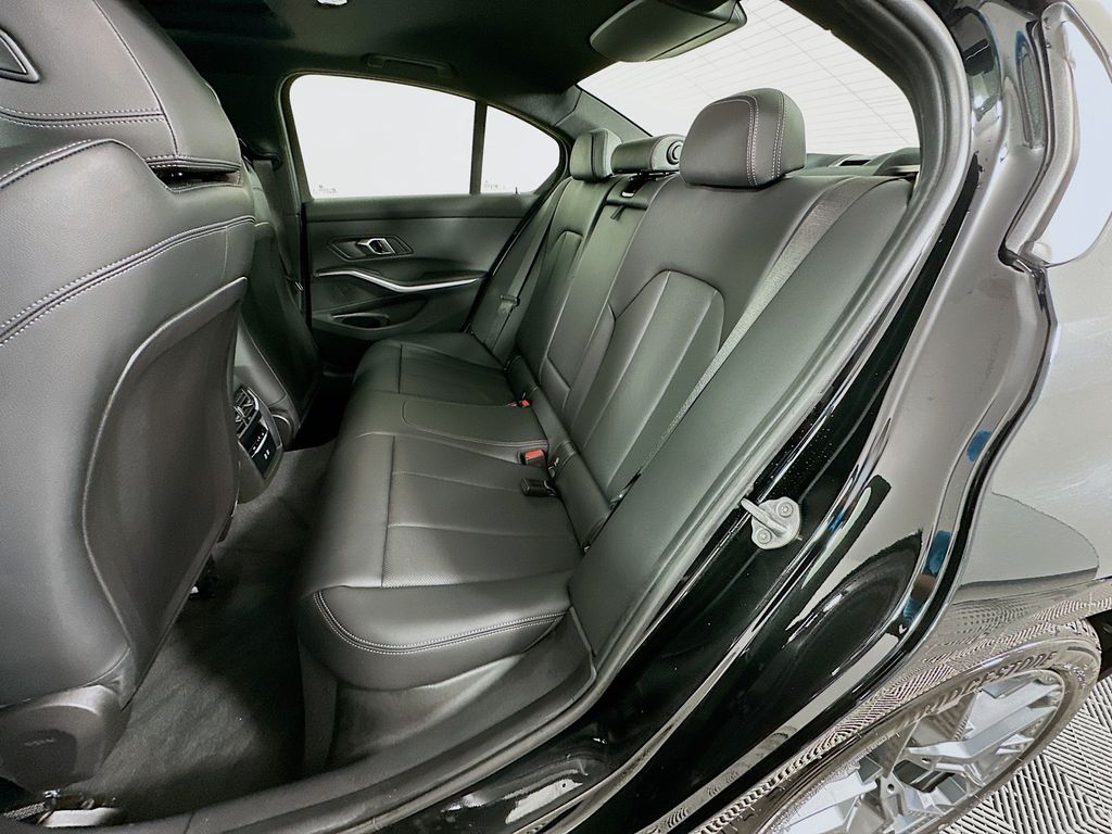 Thumbnail: 2025 BMW 3 Series - 25