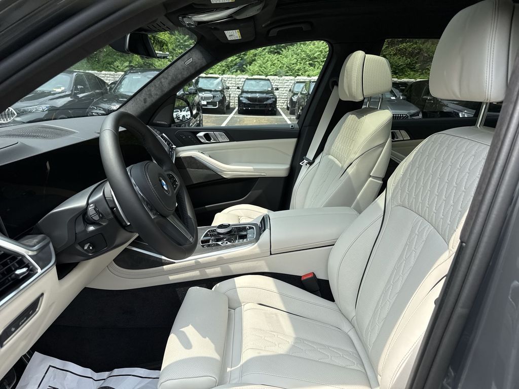 Thumbnail: 2027 BMW X7 - 11