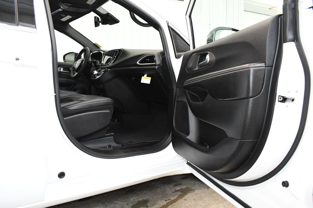Used 2026 White Chrysler Select image 22