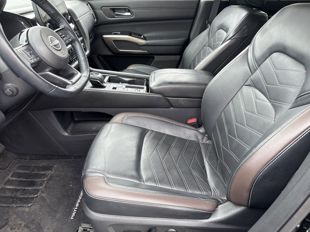 2024 Nissan Pathfinder Platinum - 11