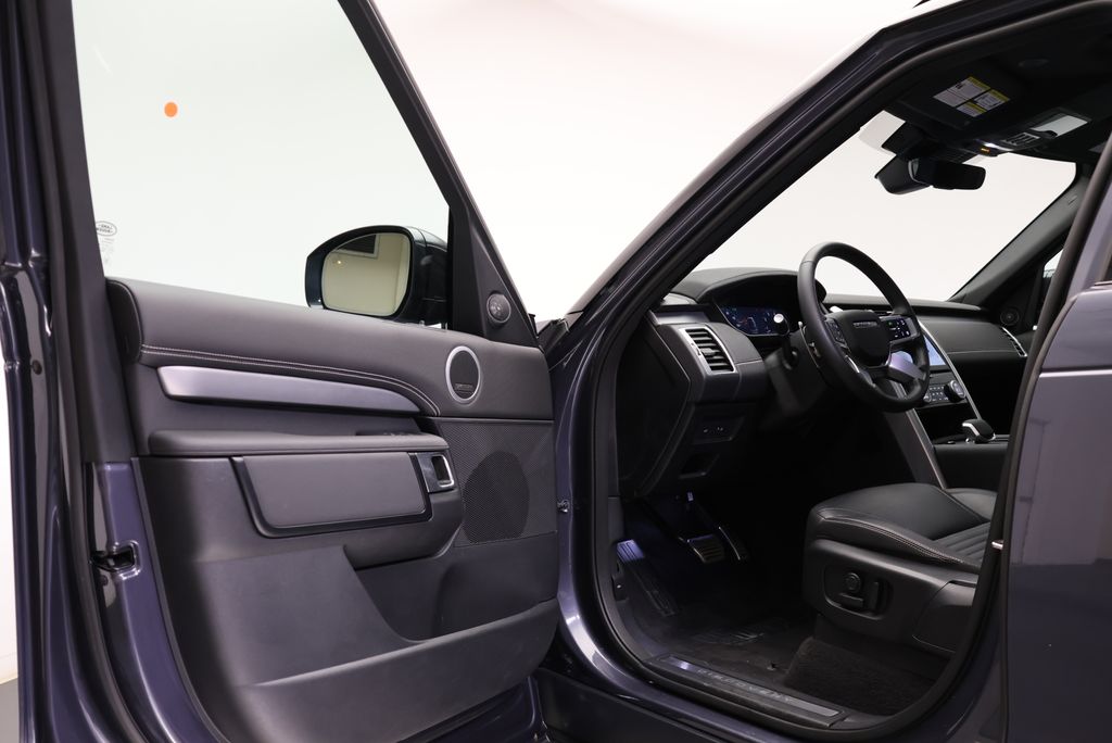 Thumbnail: 2025 Land Rover Discovery - 30