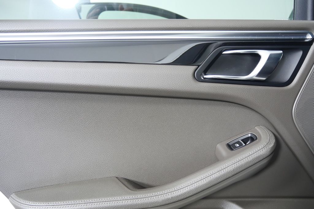 Thumbnail: 2016 Porsche Macan - 14