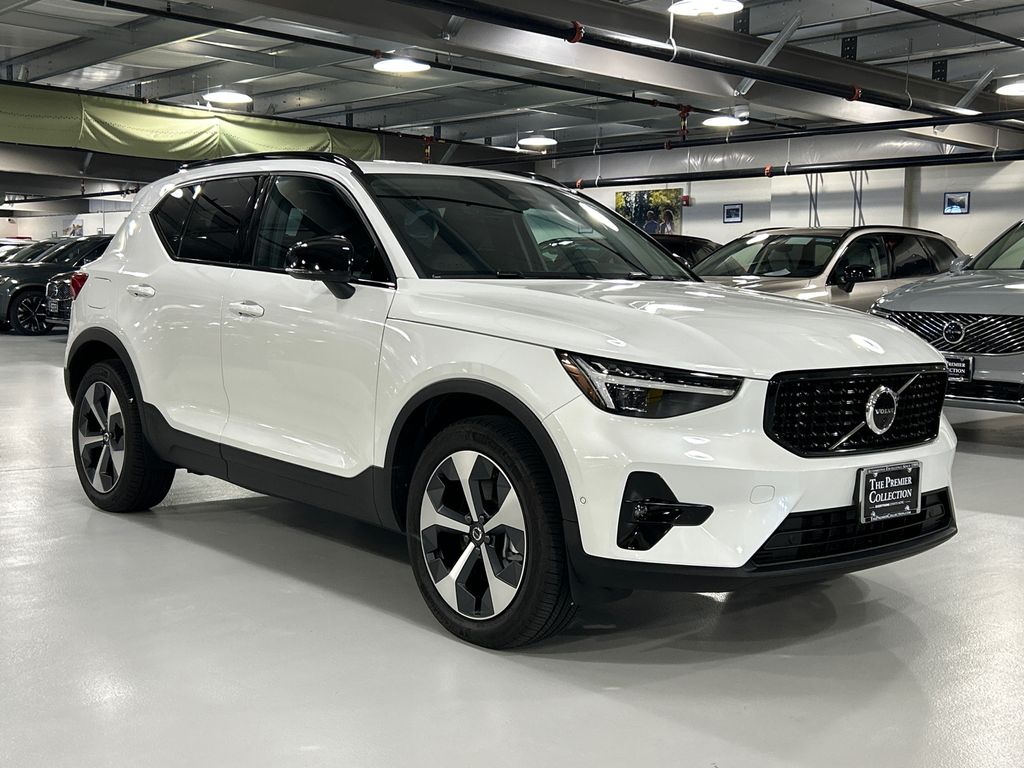  2026 Volvo XC40 B5 Plus AWD   