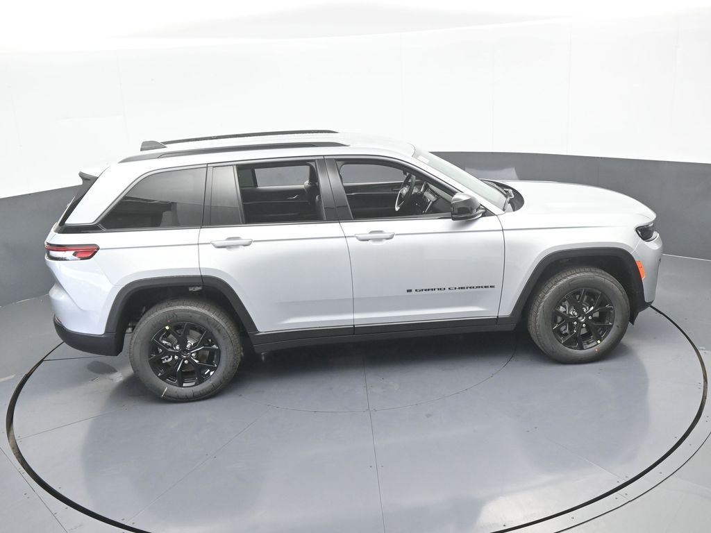 New 2026 Silver Zynith Jeep Laredo image 45