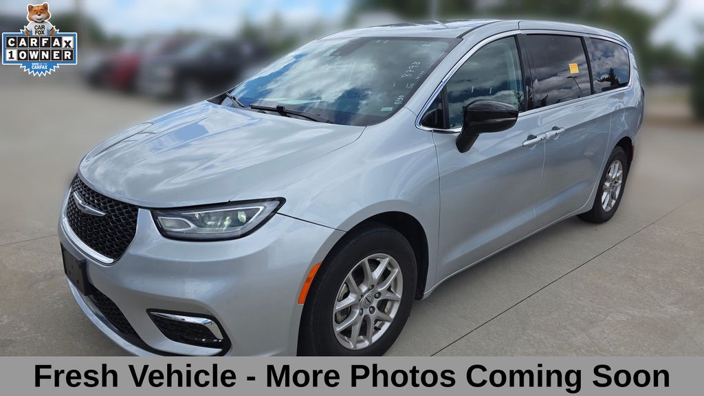 2024 Chrysler Pacifica Touring L's photo