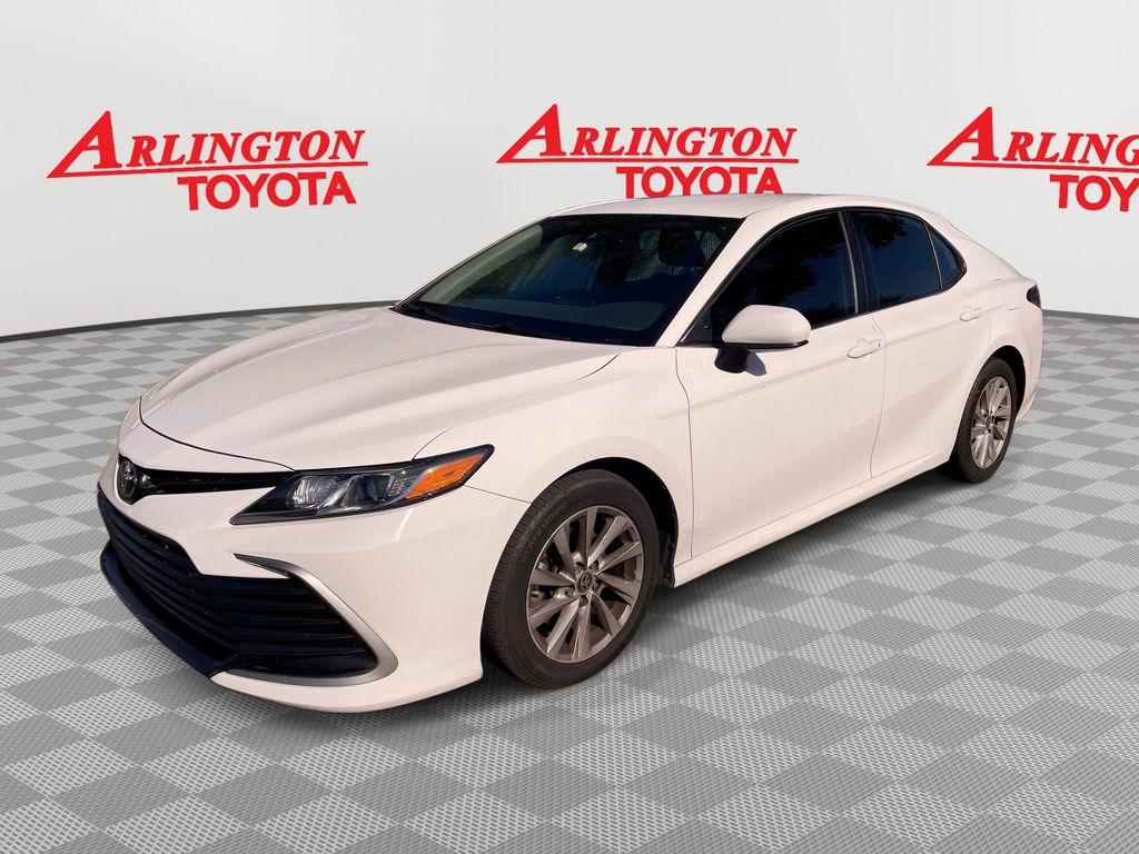 2021 Toyota Camry LE's photo