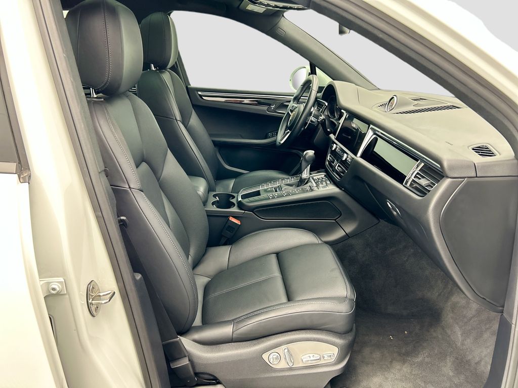Thumbnail: 2020 Porsche Macan - 22