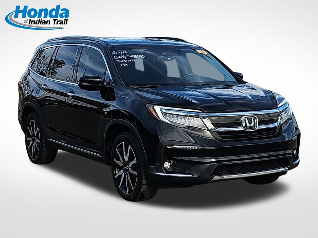 2022 Honda Pilot Touring FWD with Rear Captain's Chairs