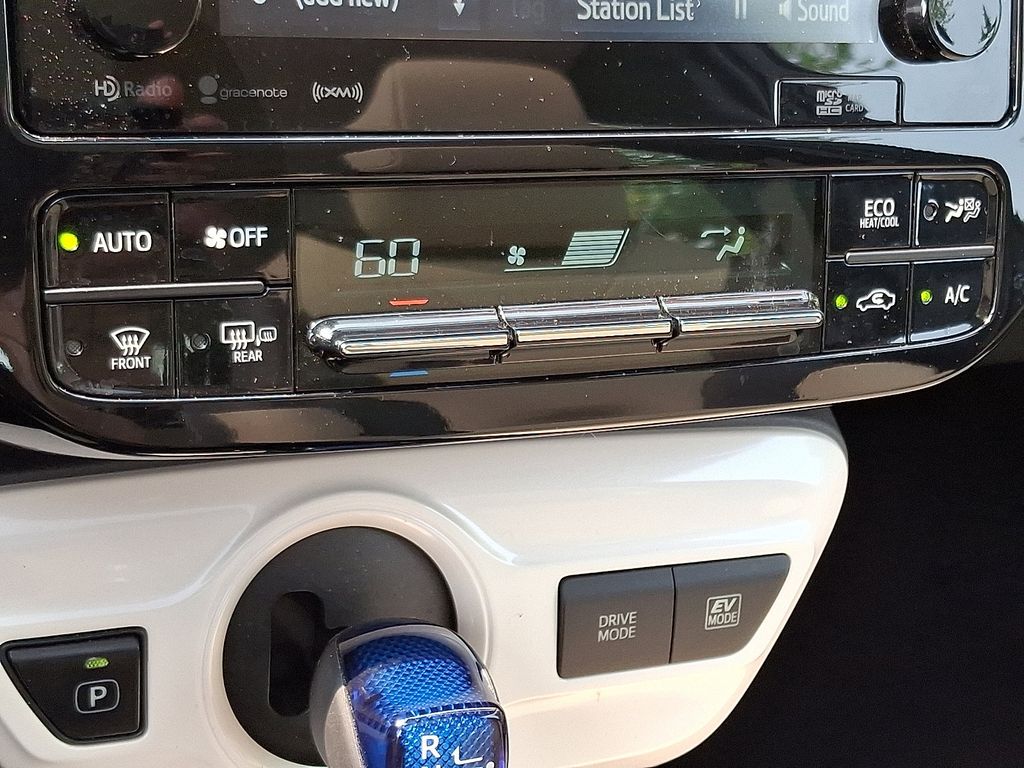 2017 Toyota Prius Four 16
