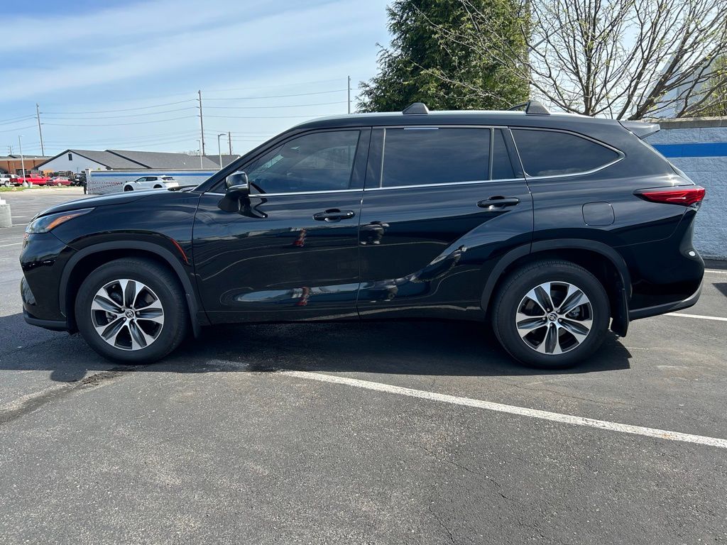 2022 Toyota Highlander XLE 2