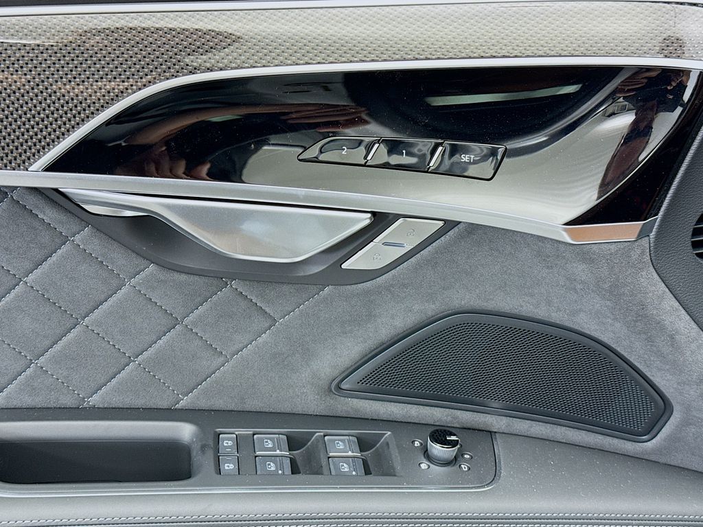 Thumbnail: 2025 Audi S8 - 22