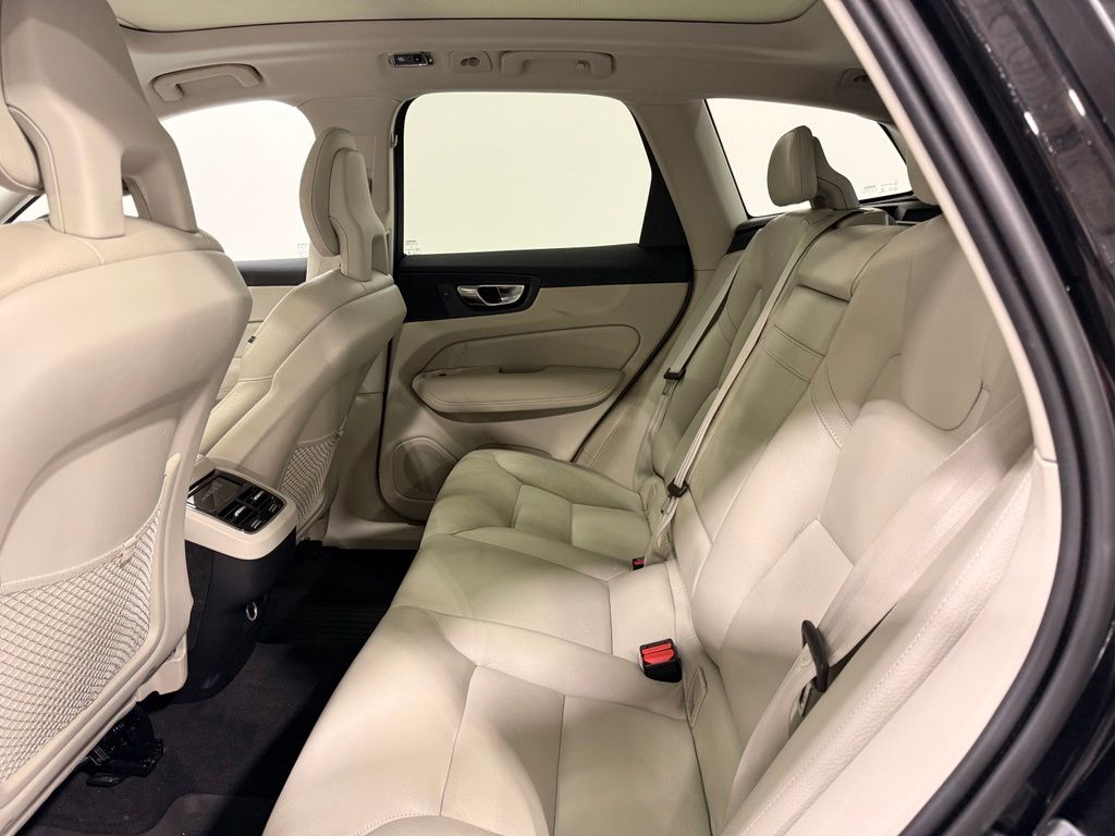 Thumbnail: 2018 Volvo XC60 - 10
