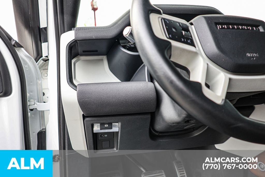 Used 2022 White Land Rover X-Dynamic SE image 23