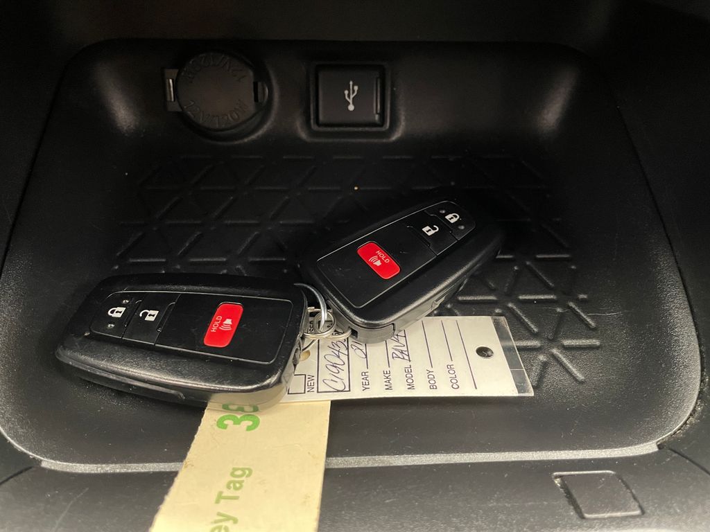 Thumbnail: 2021 Toyota RAV4 - 28