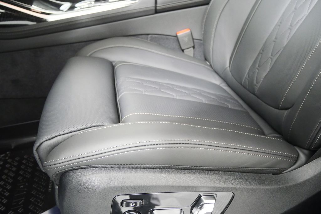 Thumbnail: 2026 BMW X7 - 10