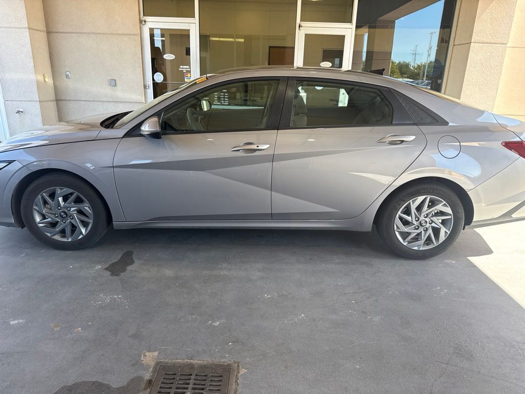 Fluid Metal 2025 Hyundai Elantra Hybrid Sedan Front-Wheel Drive 6-Speed Dual Clutch